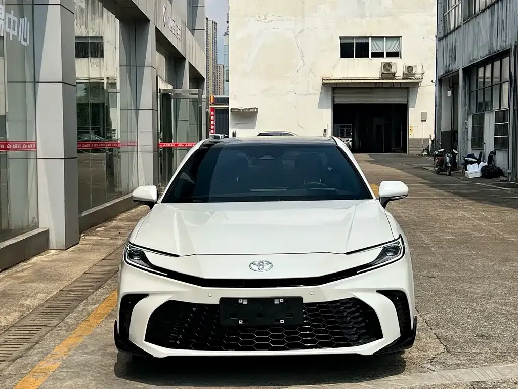 Toyota Camry — фото 4