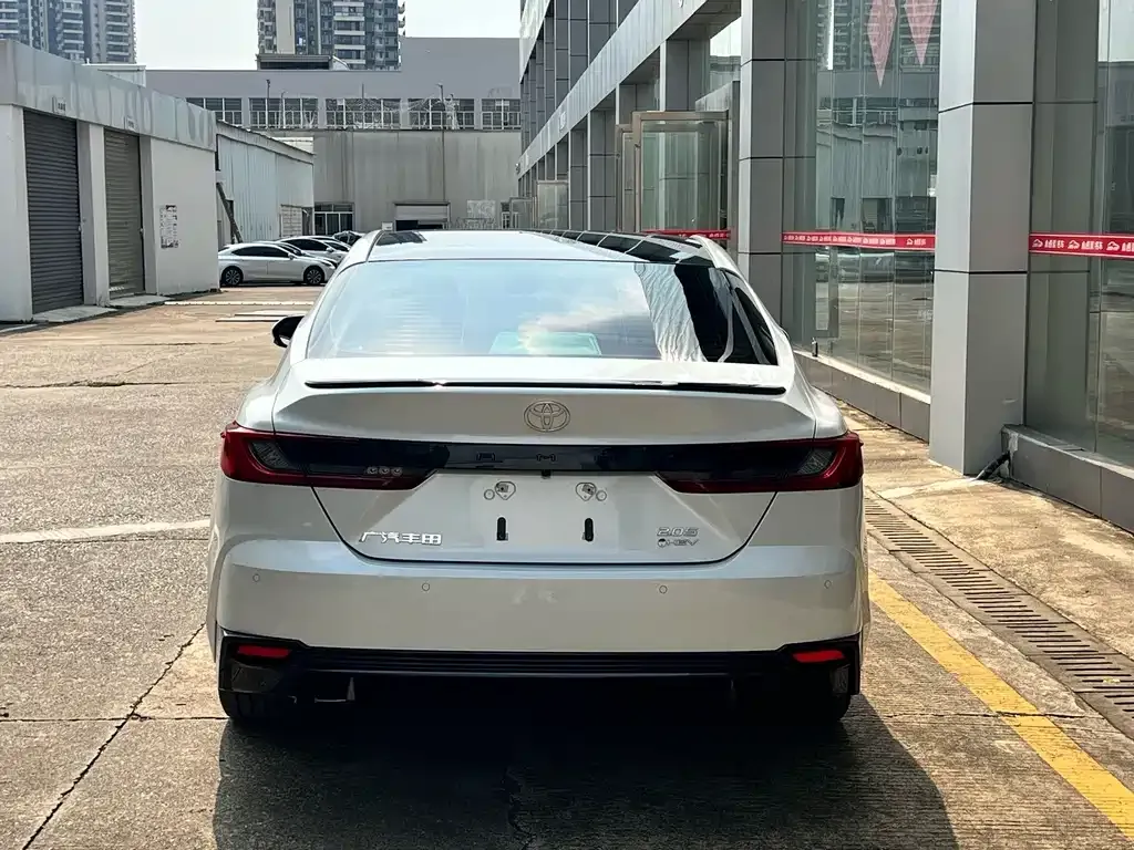 Toyota Camry — фото 5