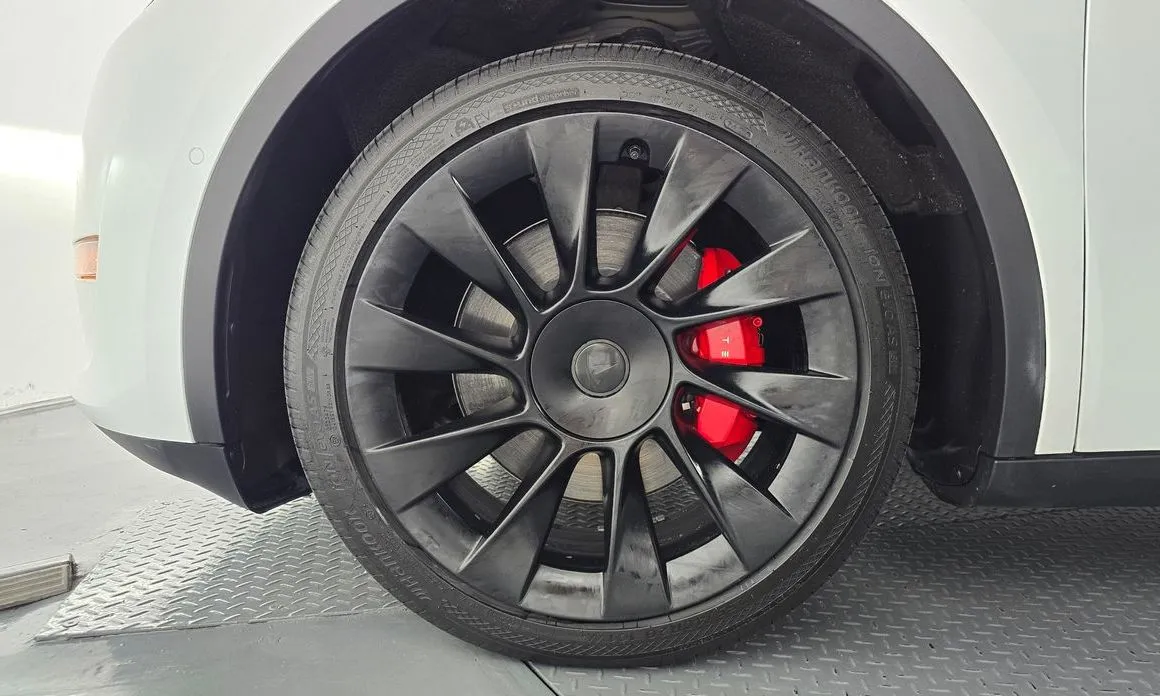 Tesla Model Y — фото 10