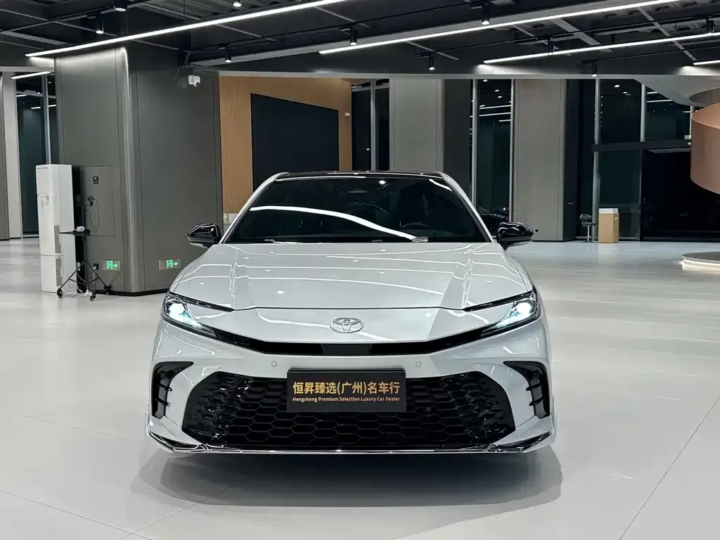 Toyota Camry — фото 6