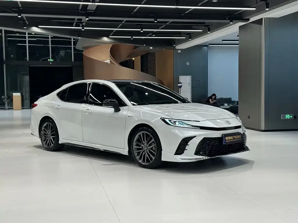 Toyota Camry — фото 5