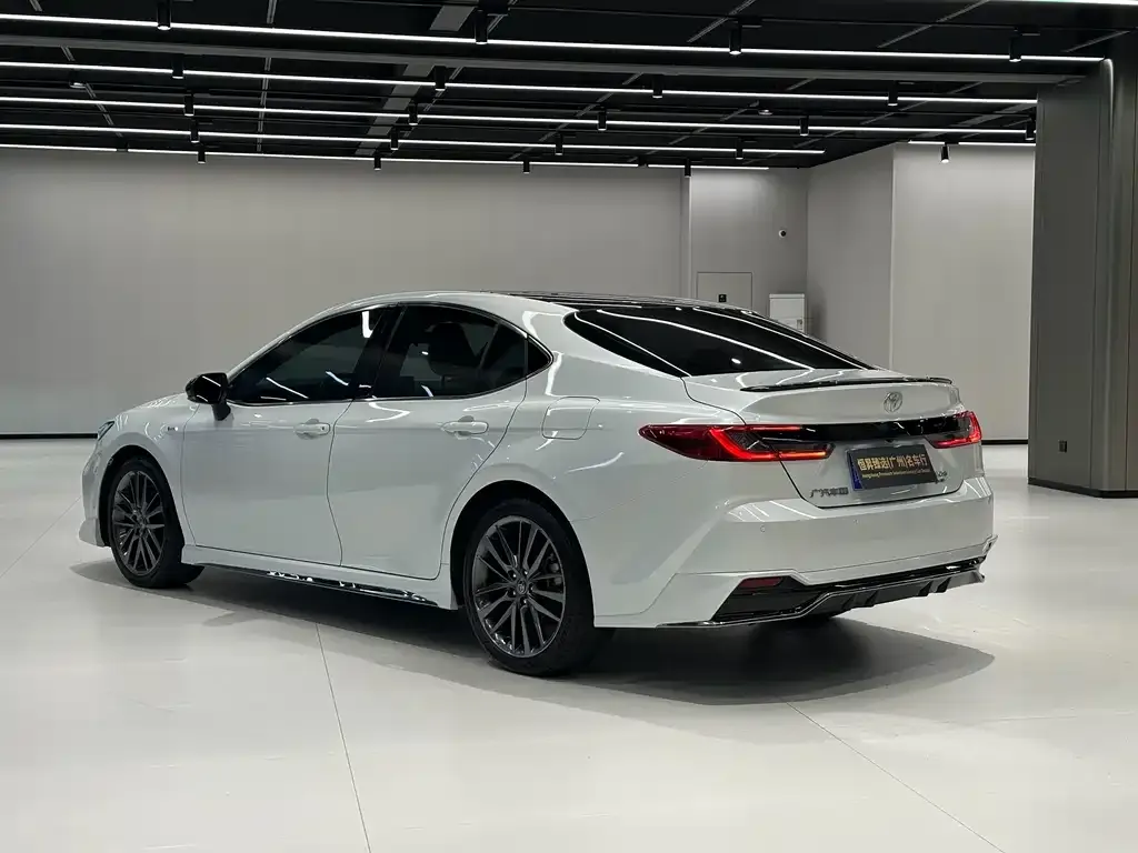 Toyota Camry — фото 9