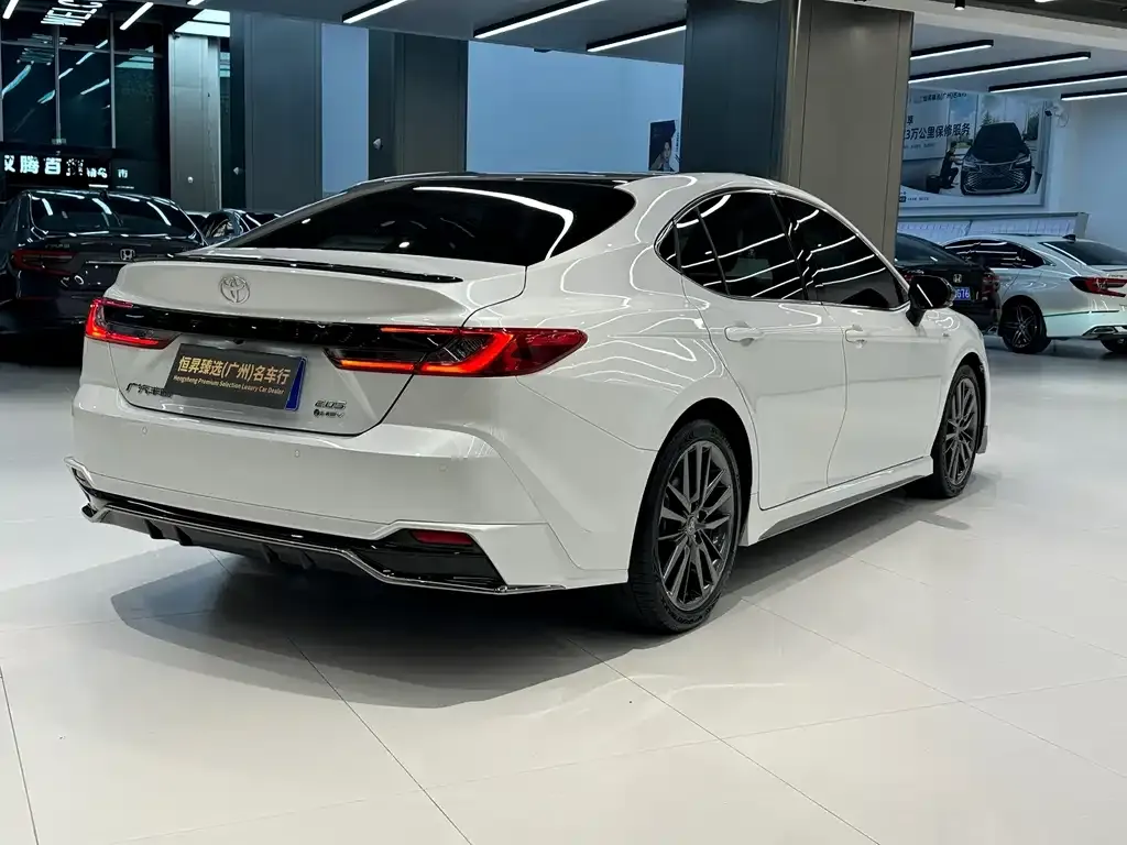 Toyota Camry — фото 8