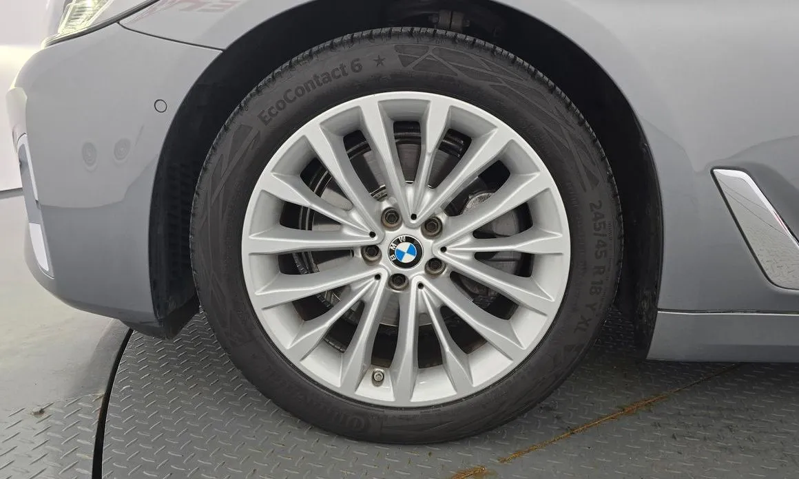 BMW 5-Series — фото 10