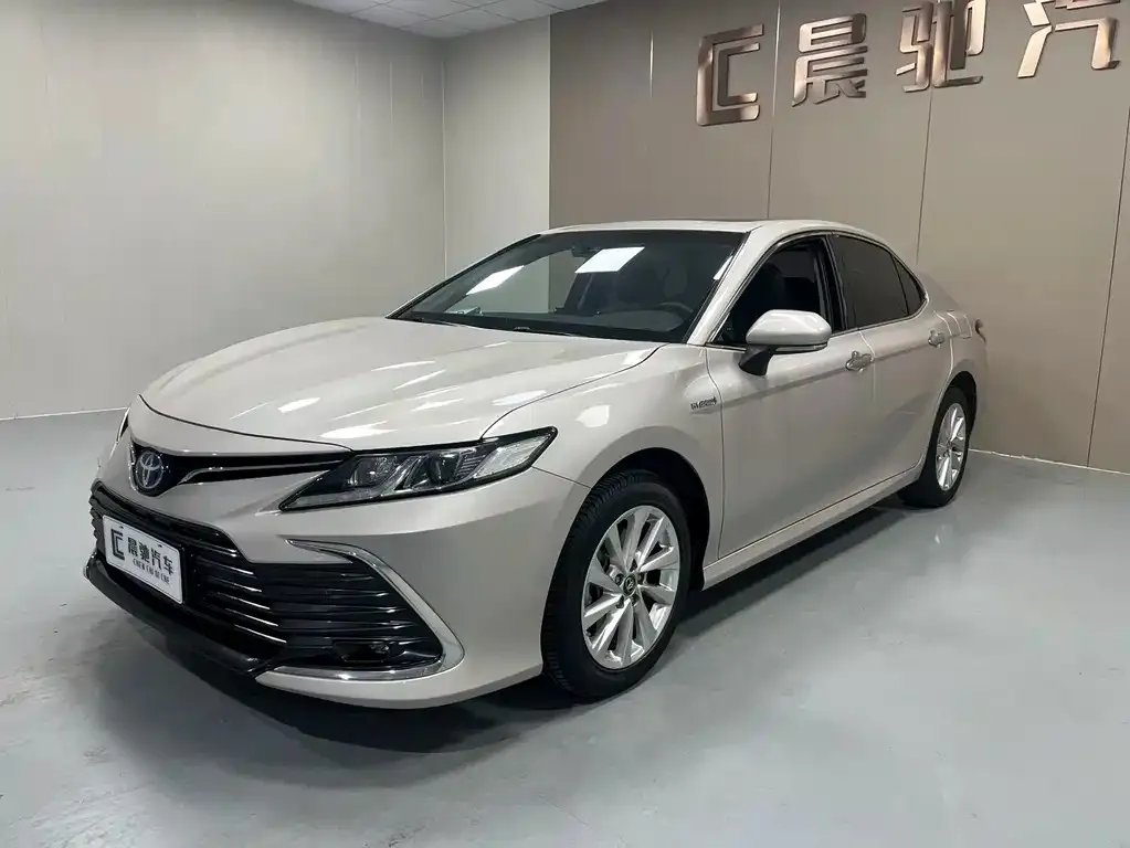 Toyota Camry — фото 1