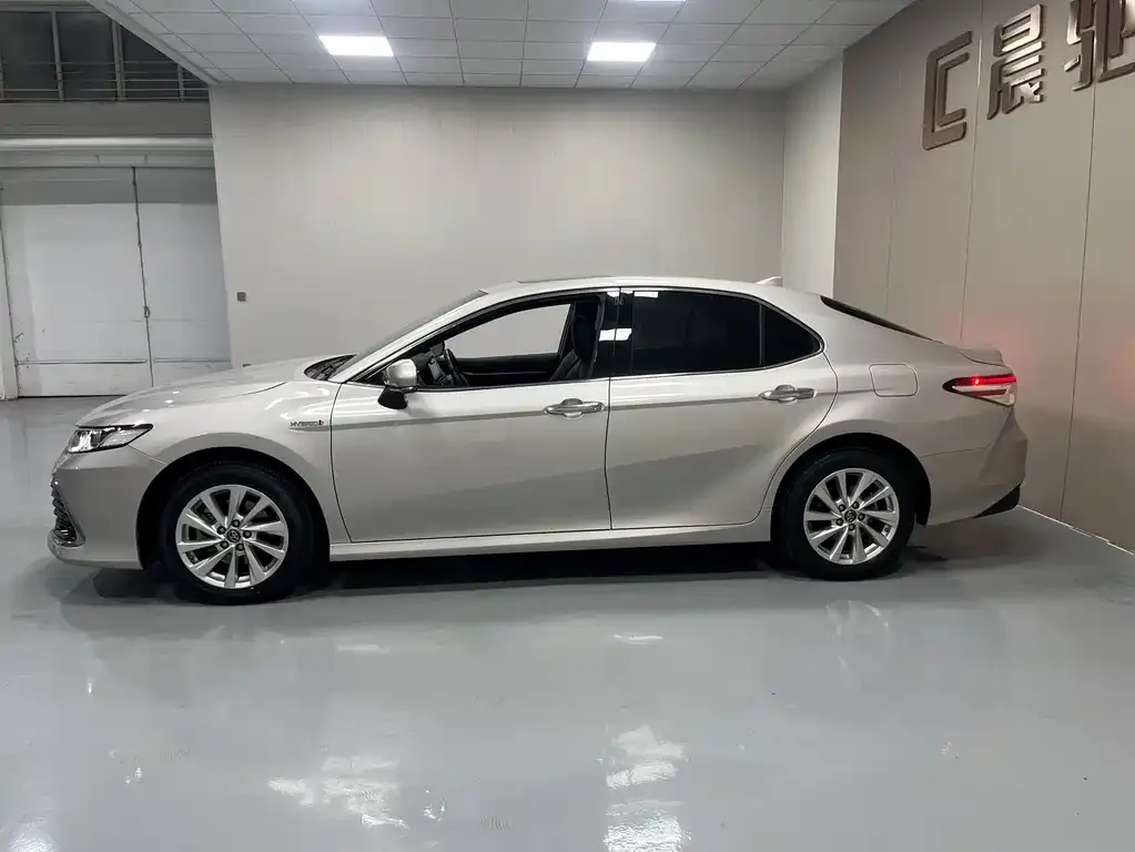 Toyota Camry — фото 2