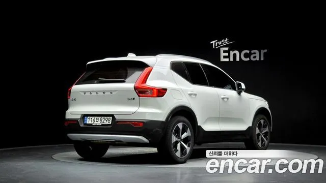 Volvo XC40 — фото 9