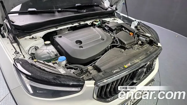 Volvo XC40 — фото 10