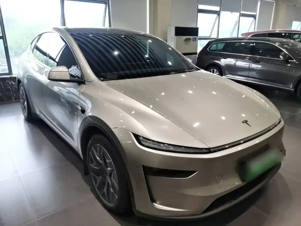 Tesla Model Y L — фото 10