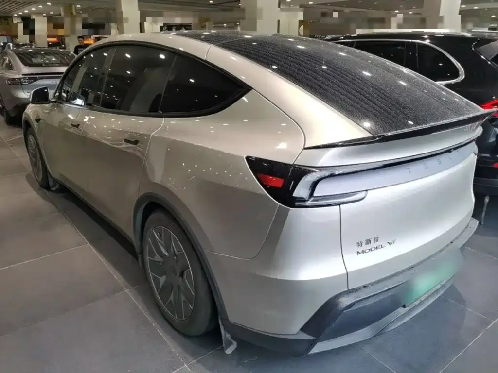 Tesla Model Y L — фото 7