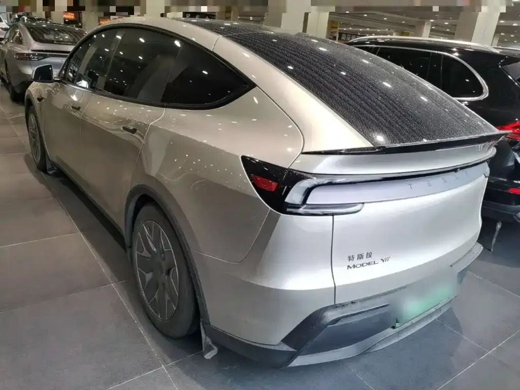 Tesla Model Y L — фото 3