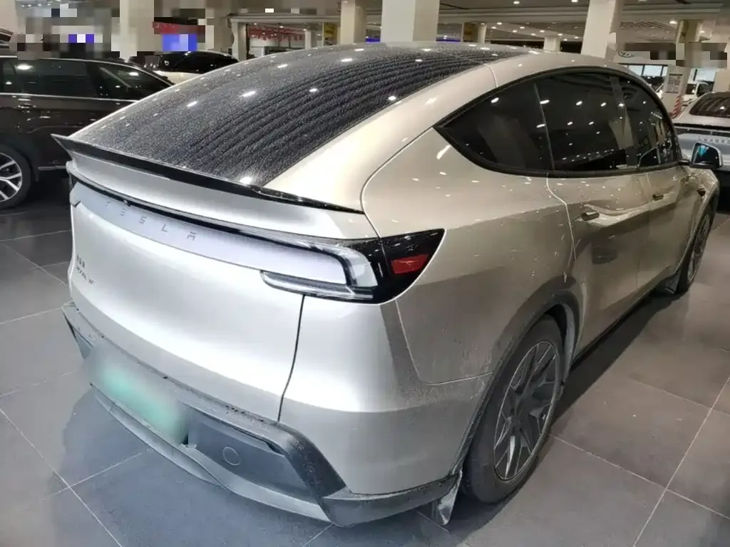 Tesla Model Y L — фото 6