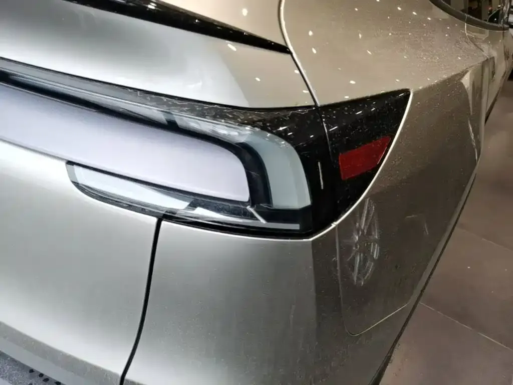 Tesla Model Y L — фото 9