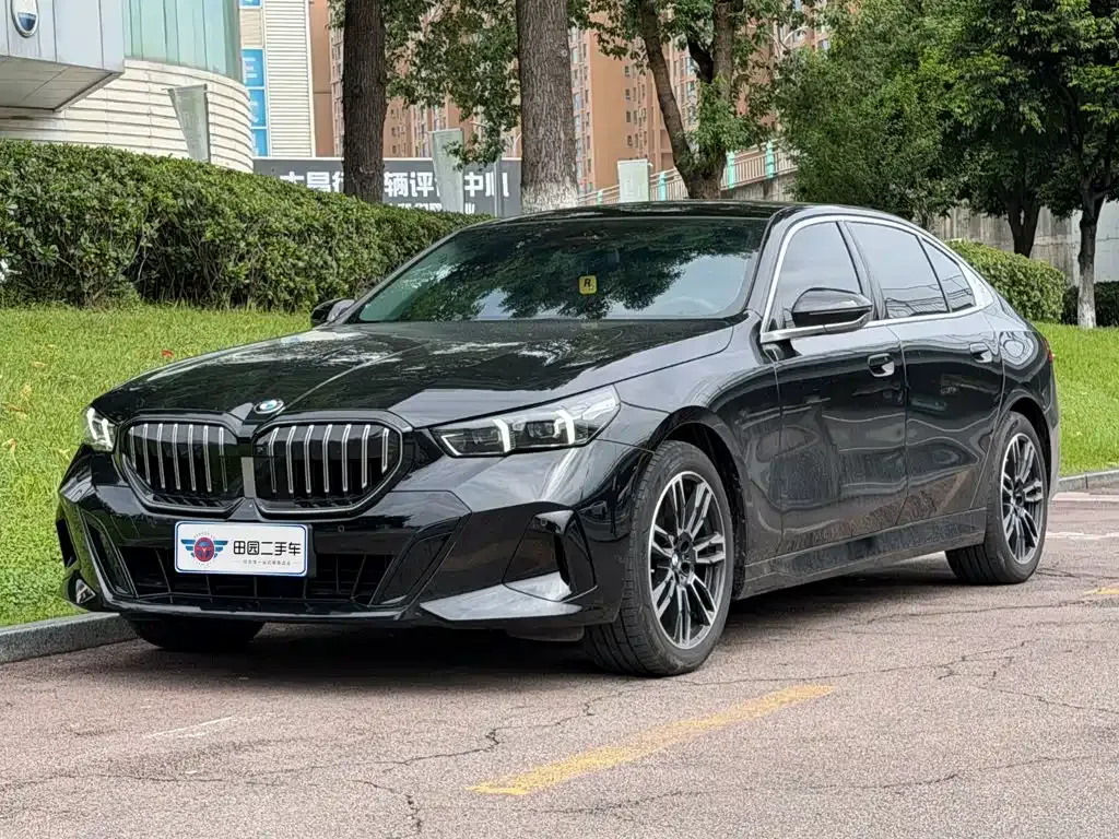 BMW 5 Series — фото 1