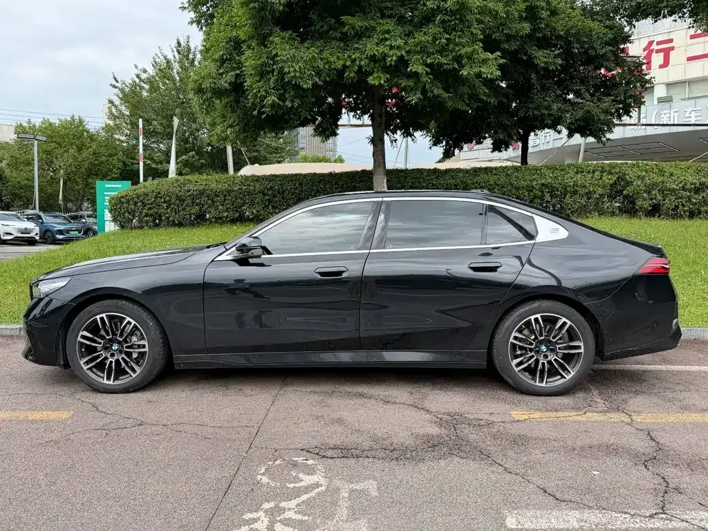 BMW 5 Series — фото 10