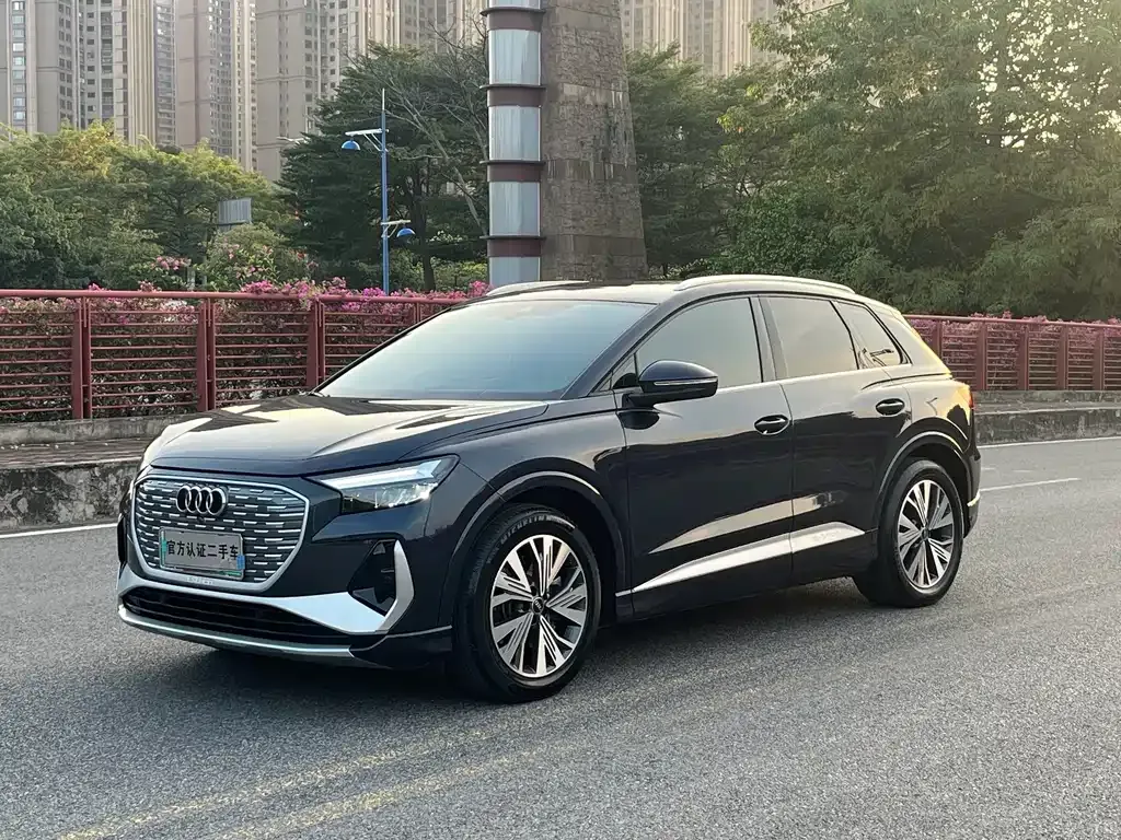 Audi Q4 e-tron — фото 1