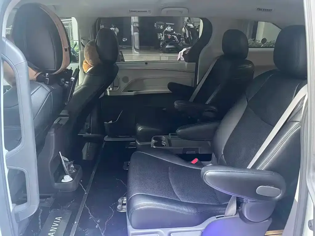 Toyota Granvia — фото 8