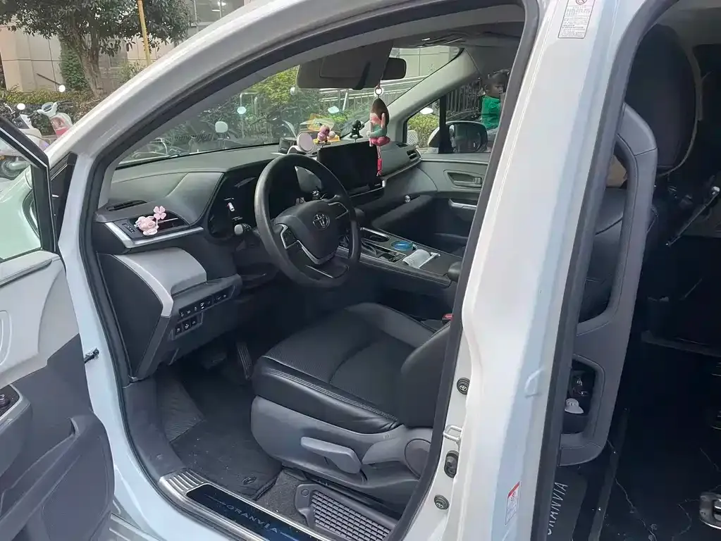 Toyota Granvia — фото 3