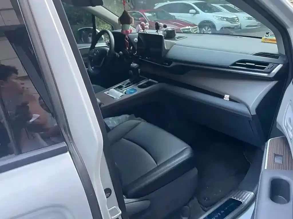 Toyota Granvia — фото 7