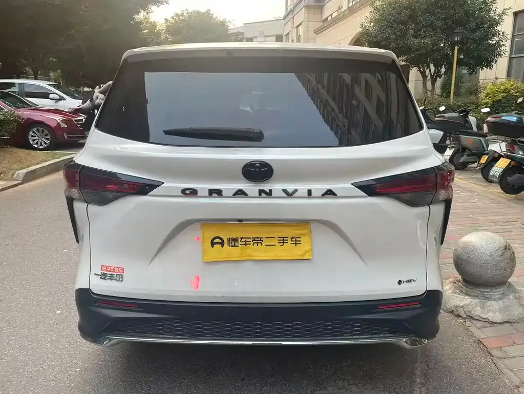 Toyota Granvia — фото 4