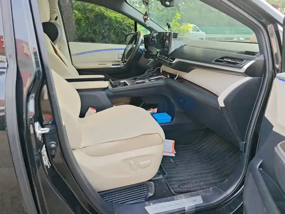 Toyota Granvia — фото 6