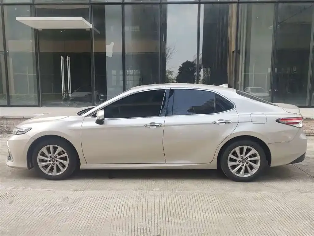 Toyota Camry — фото 2