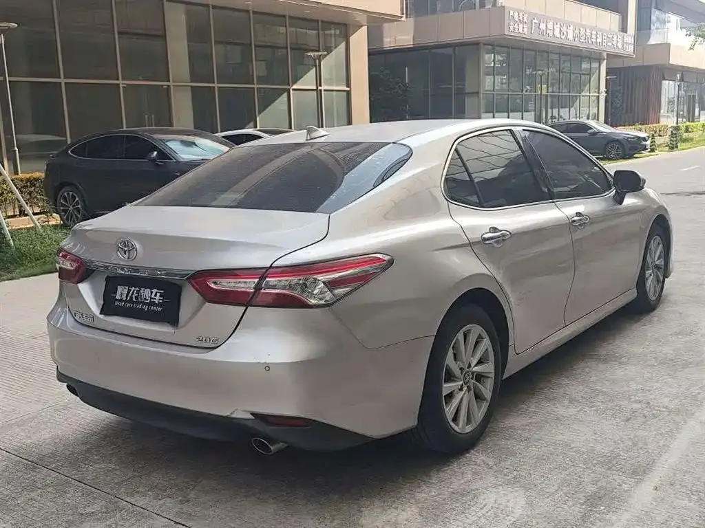 Toyota Camry — фото 6