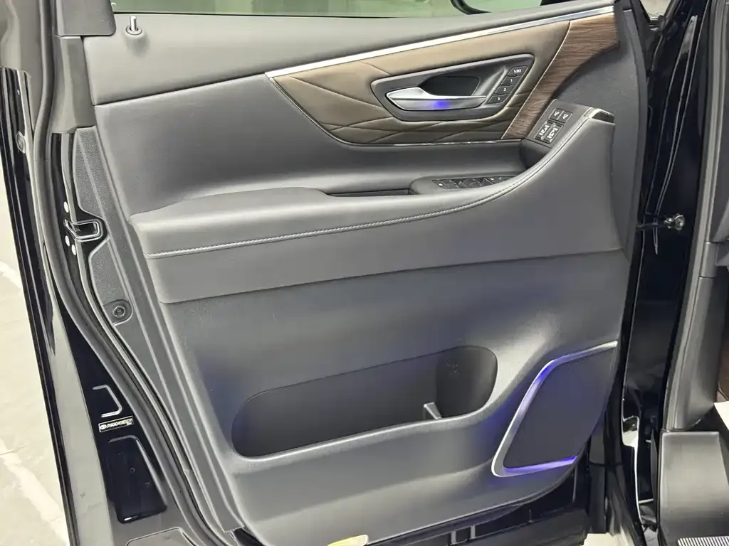 Toyota Vellfire — фото 3