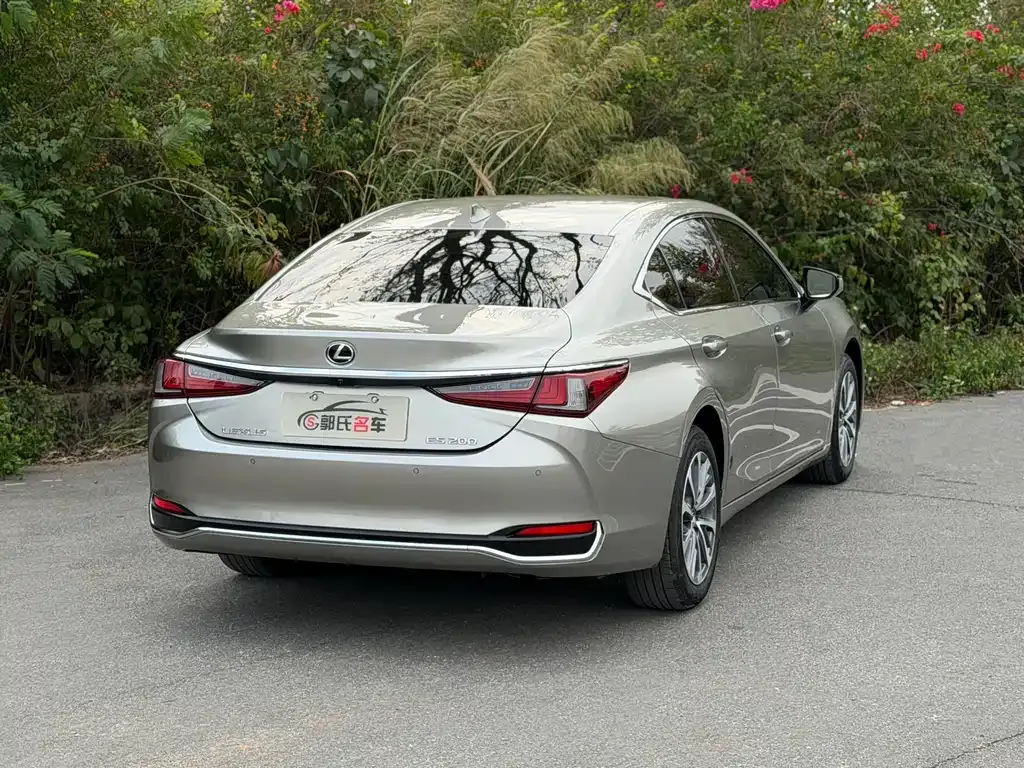 Lexus ES — фото 10
