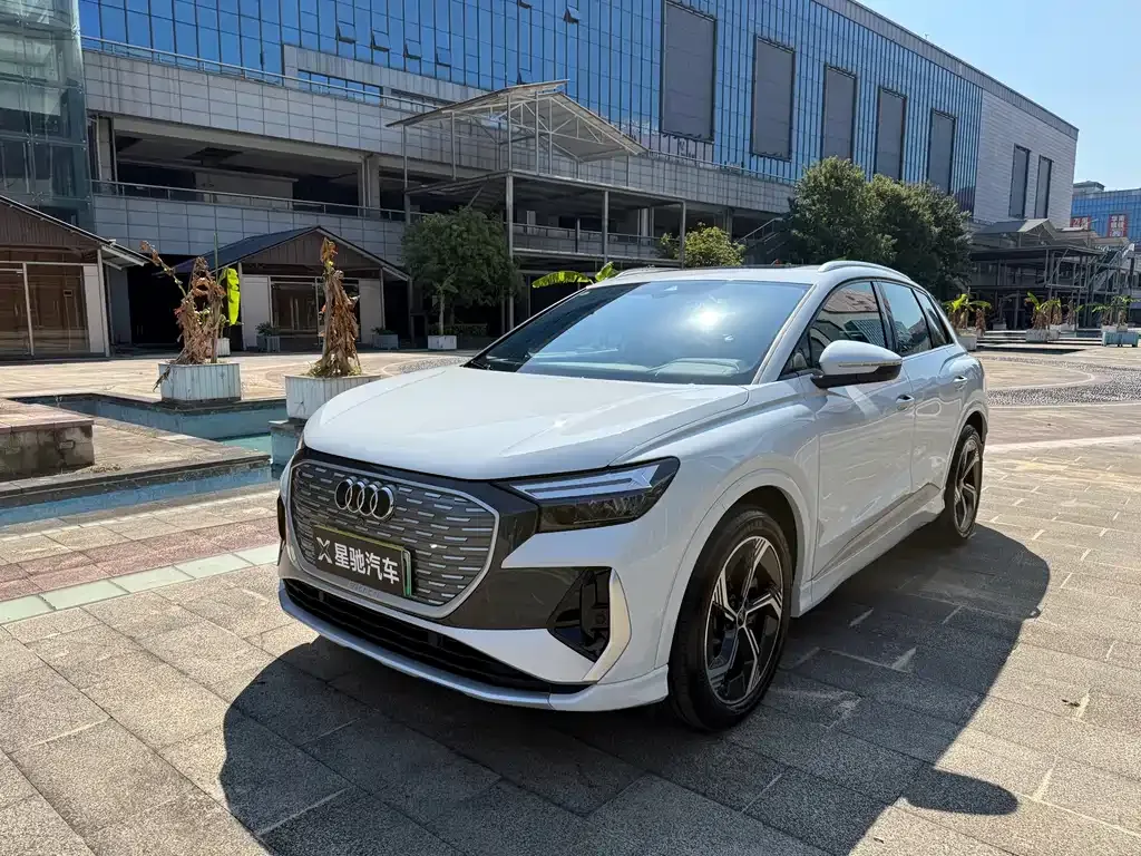 Audi Q4 e-tron — фото 1