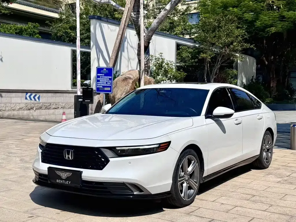 Honda Accord — фото 1