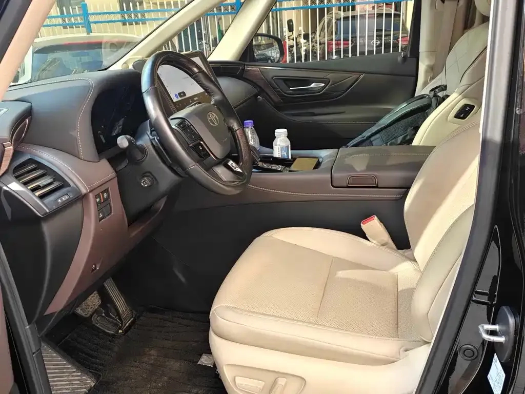 Toyota Alphard — фото 2