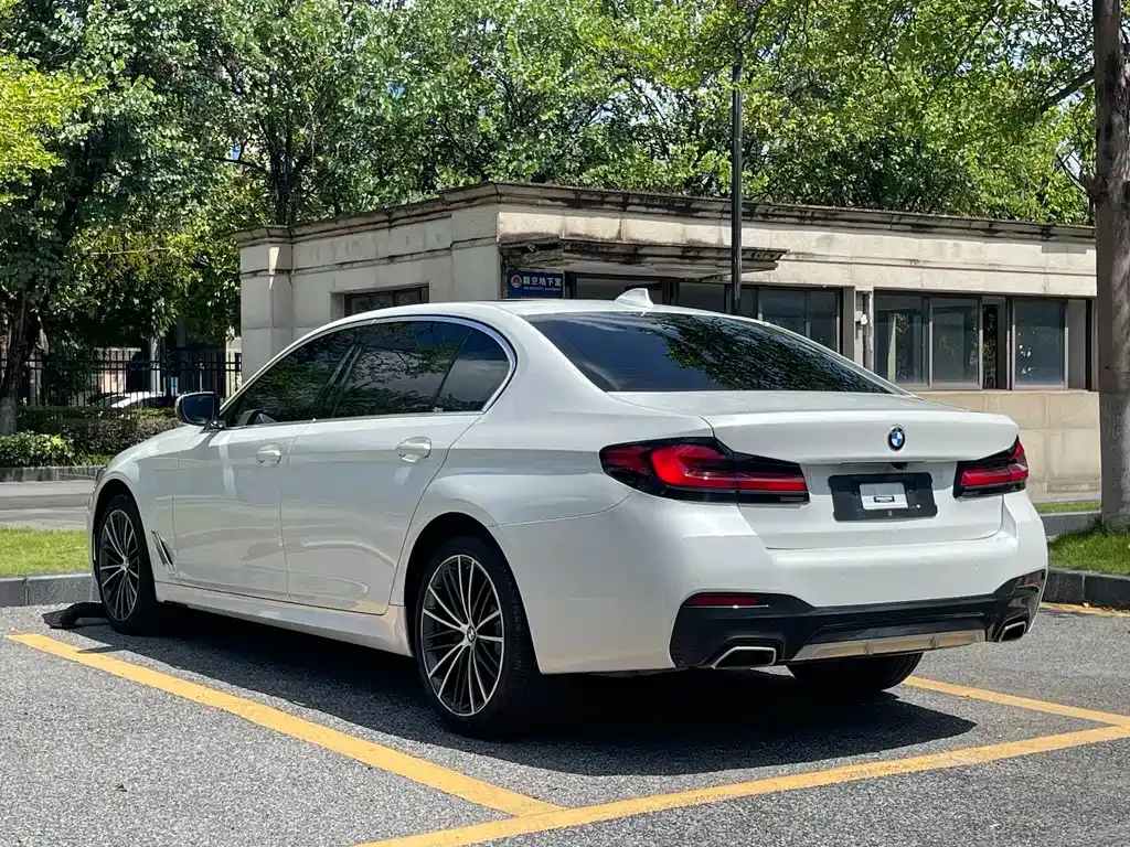 BMW 5 Series — фото 9