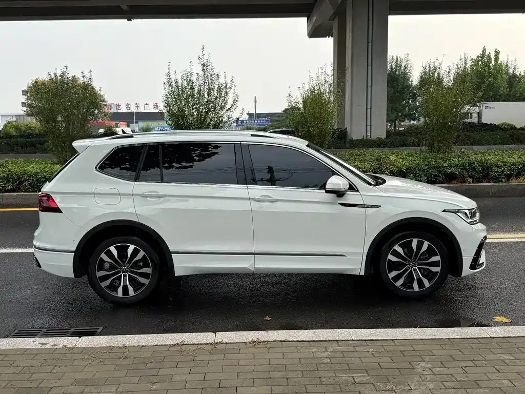 Volkswagen Tiguan L — фото 8
