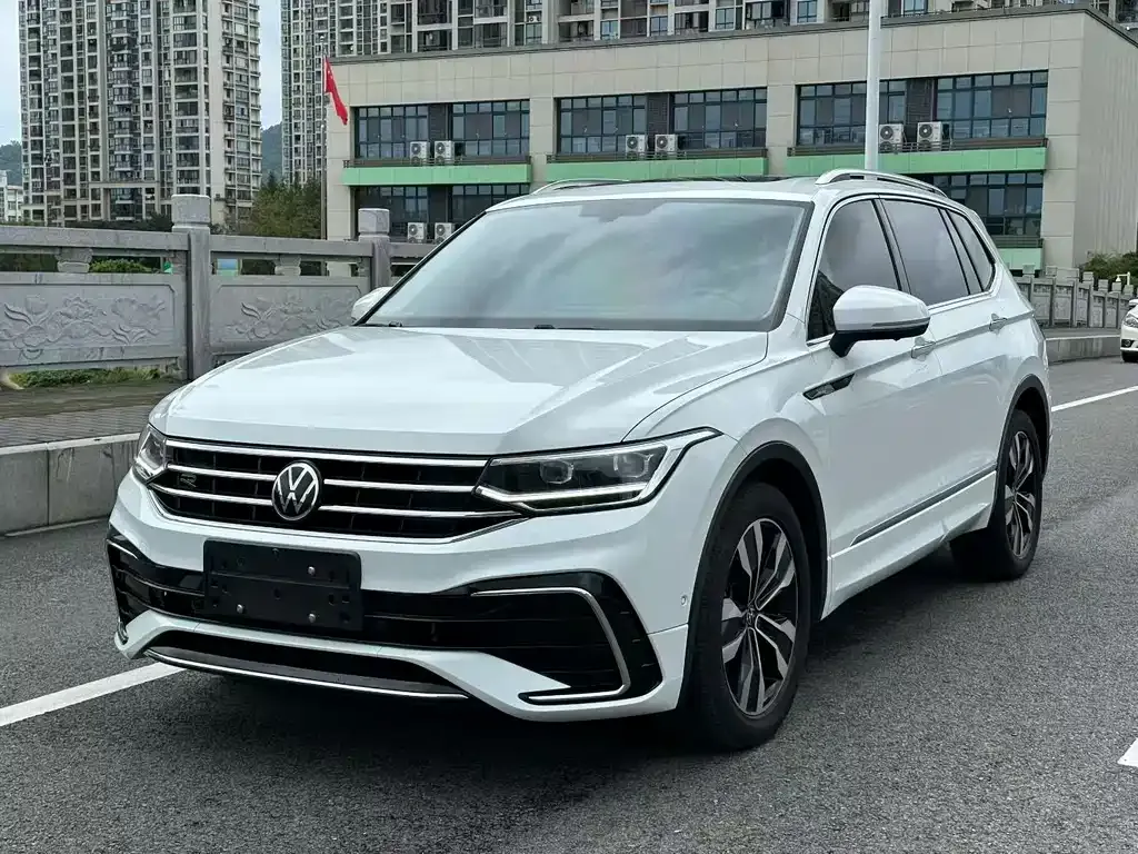 Volkswagen Tiguan L — фото 1