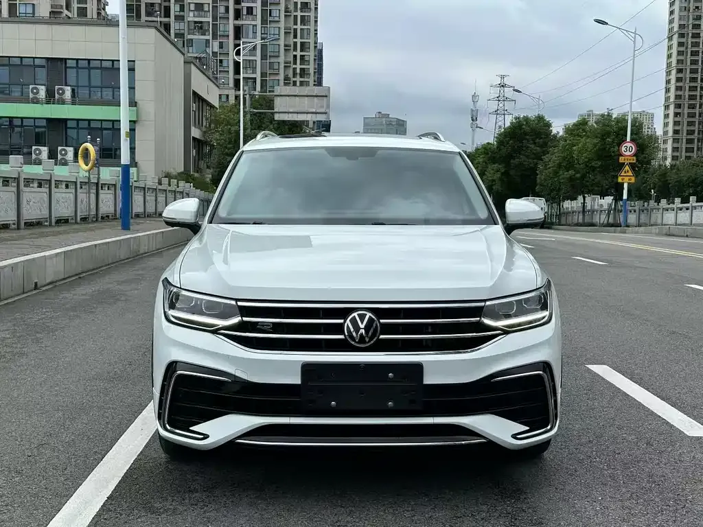 Volkswagen Tiguan L — фото 6