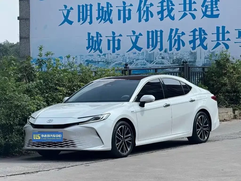 Toyota Camry — фото 1