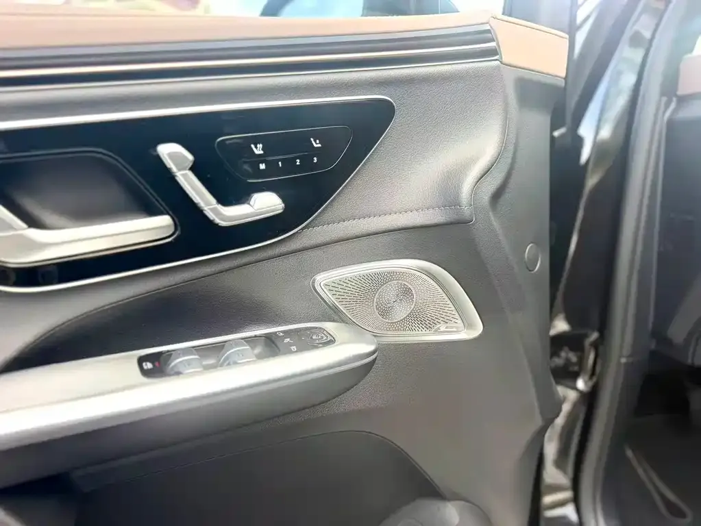 Mercedes-Benz EQE SUV — фото 4