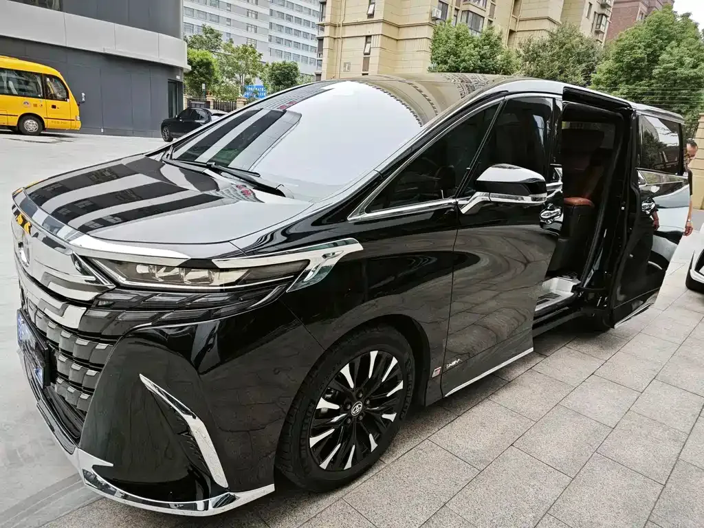 Toyota Alphard — фото 1