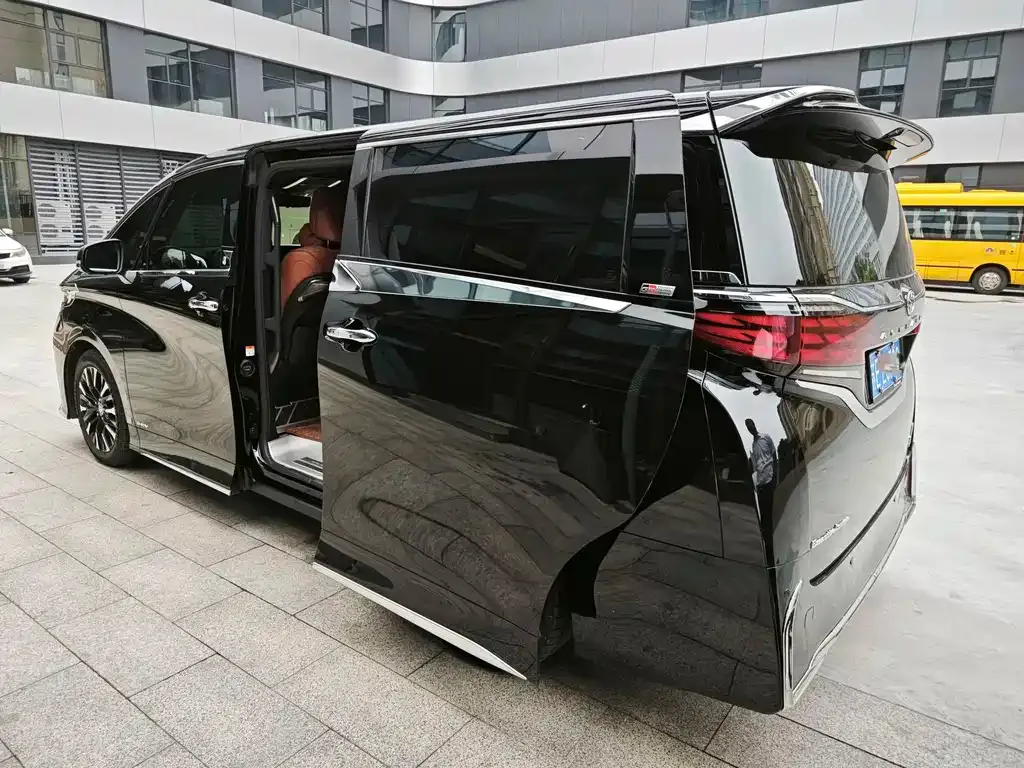 Toyota Alphard — фото 4