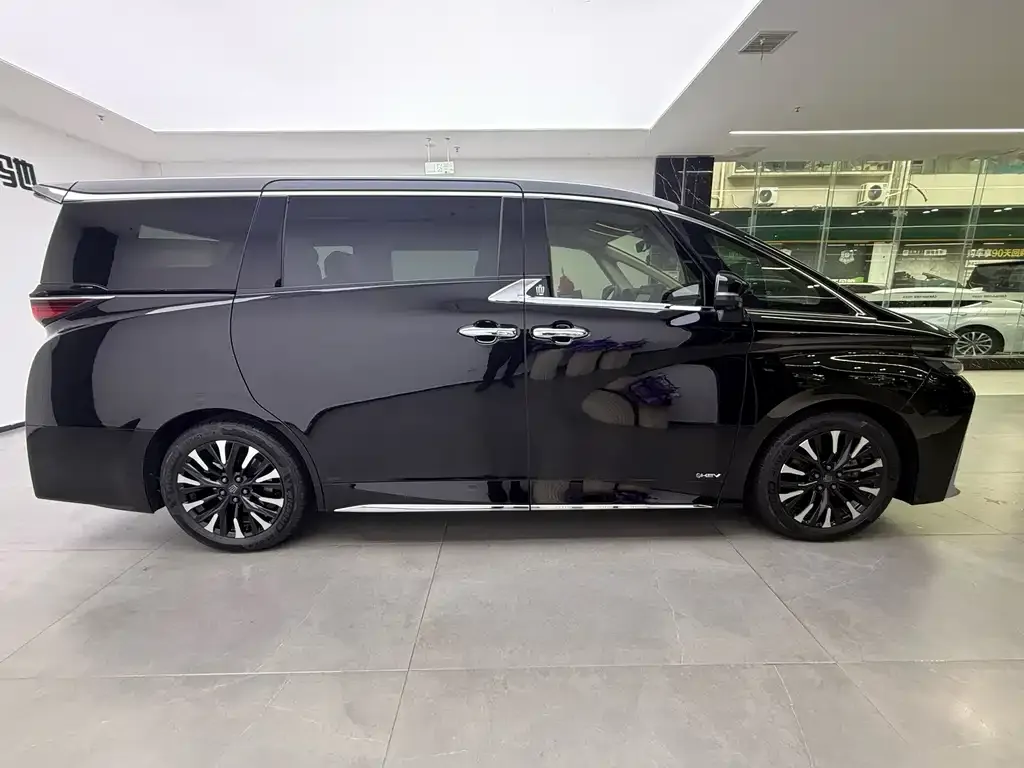 Toyota Vellfire — фото 2