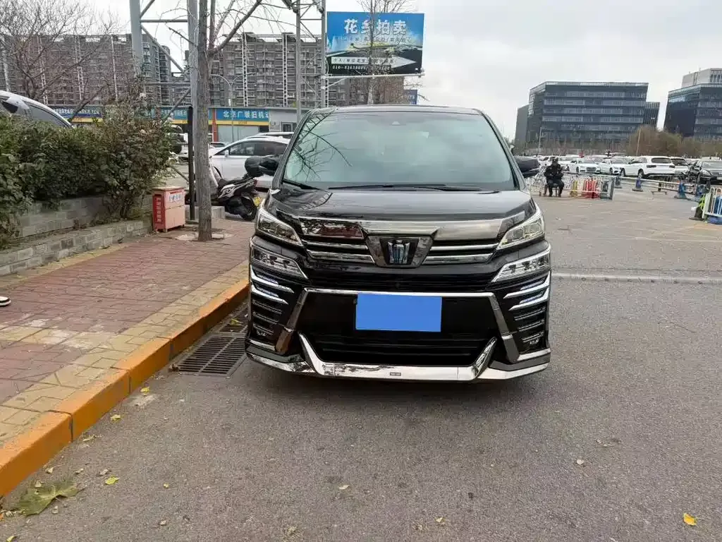 Toyota Vellfire — фото 1