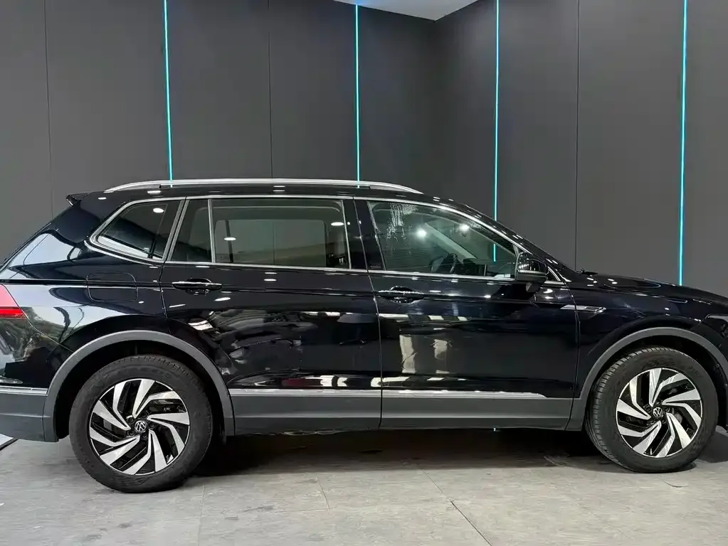 Volkswagen Tiguan L — фото 10