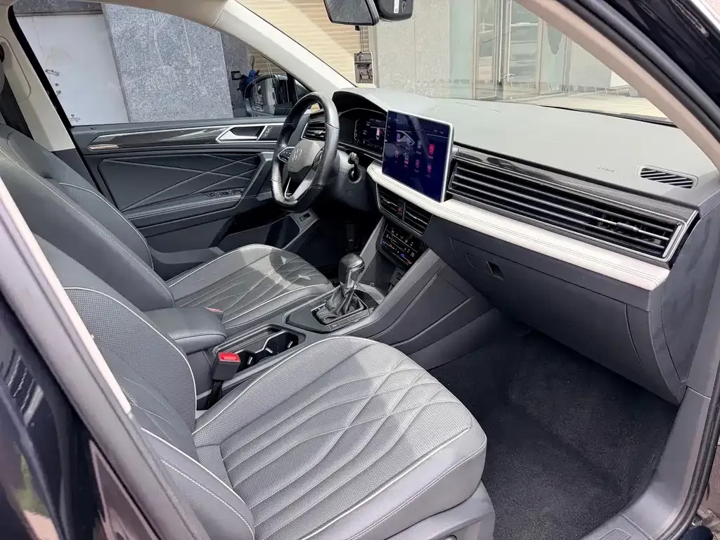 Volkswagen Tiguan L — фото 10