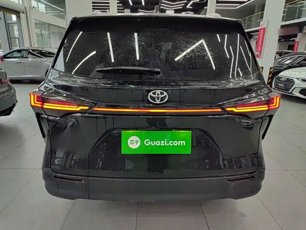 Toyota Sienna — фото 2