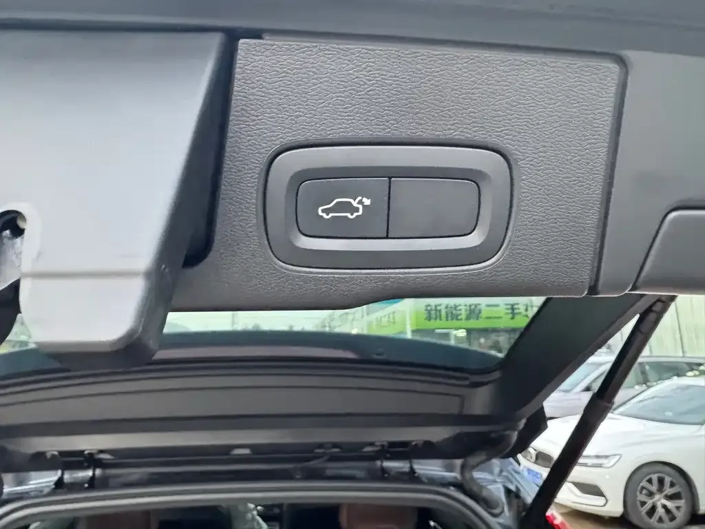 Volvo XC60 — фото 8