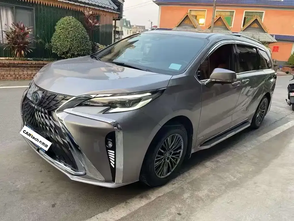 Toyota Sienna — фото 1
