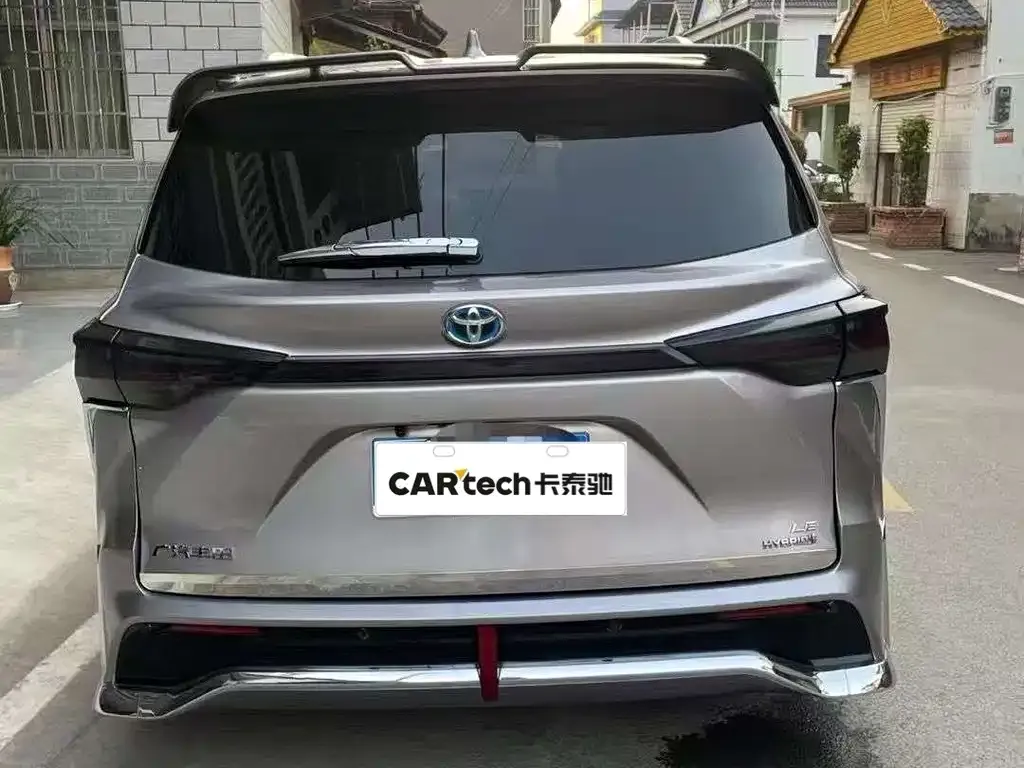 Toyota Sienna — фото 2