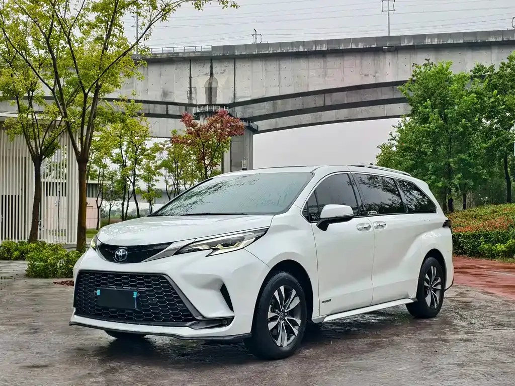 Toyota Granvia — фото 1