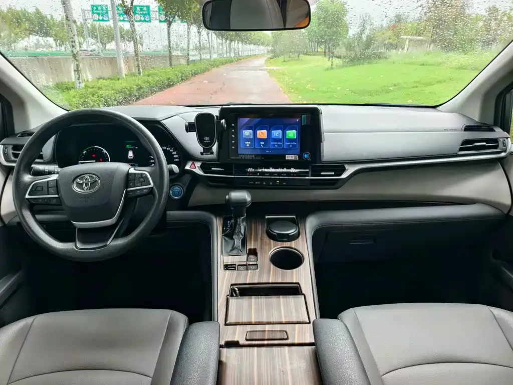 Toyota Granvia — фото 6